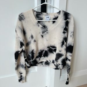 JOHN & JENN V NECK CROPPED